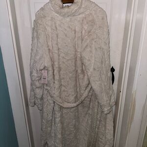 NEW WITH TAGS BATHROBE